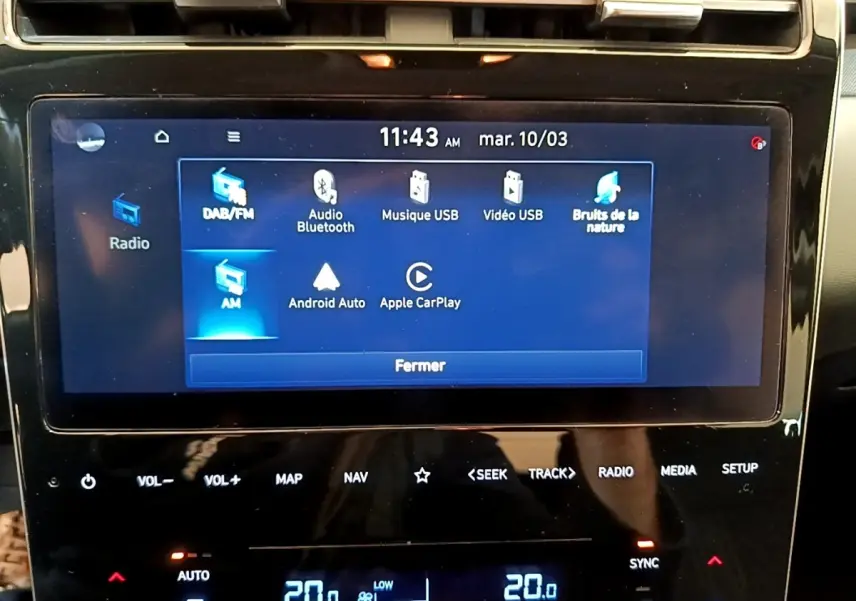 Écran tactile central du Hyundai Tucson 2023 affichant les options multimédia et climatisation à 20°C.