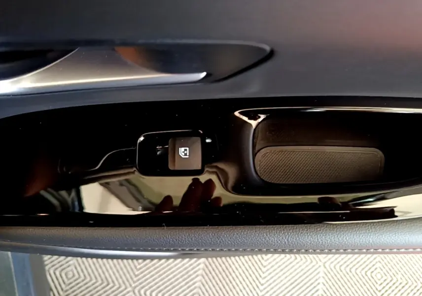 Gros plan sur la commande de verrouillage de porte côté conducteur du Hyundai Tucson bleu 2023, finition Creative.