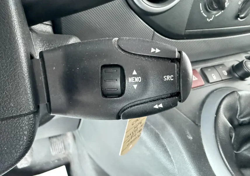 Gros plan sur la commande au volant noire du Citroën Berlingo 2016, avec levier de vitesses et tableau de bord partiel en arrière-plan.