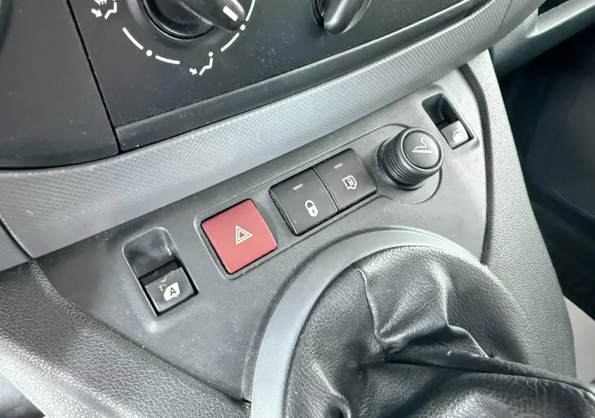 Gros plan sur la console centrale intérieure du Citroën Berlingo 2016, montrant la commande de boîte manuelle et les boutons de sécurité.