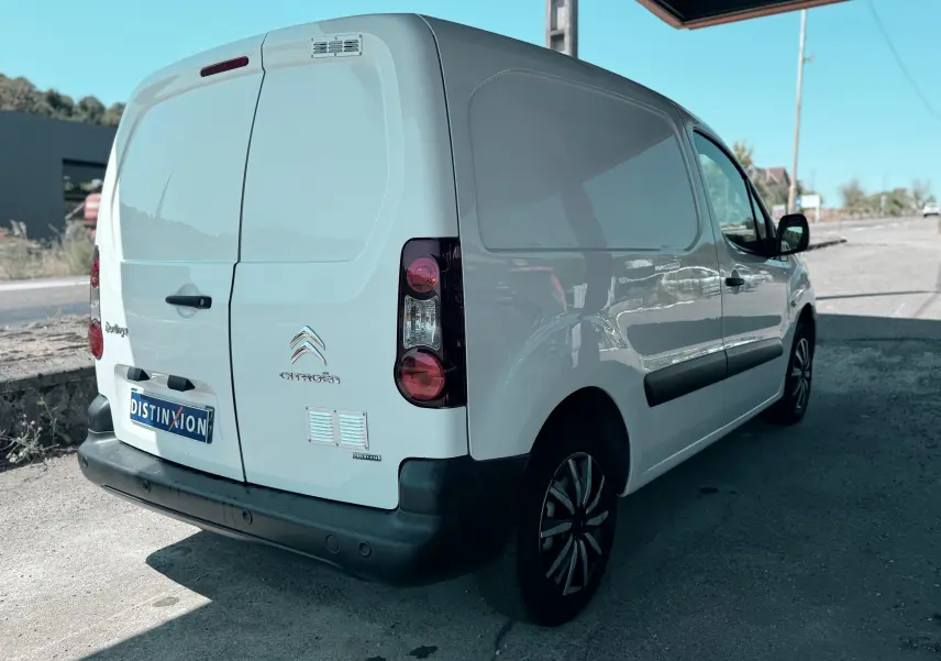Vue 3/4 arrière droite d’un Citroën Berlingo blanc de 2016 avec portes arrière battantes et jantes noires.