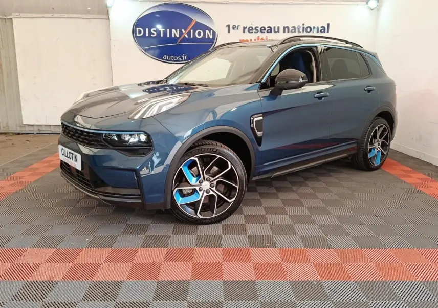 Vue 3/4 avant droite du SUV LINK & CO 01 bleu avec jantes bicolores et phares LED dans un showroom.