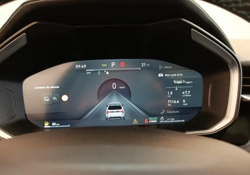 Combiné d'instruments numérique affichant la vitesse et l'assistance conduite du Lynk & Co 01 hybride rechargeable.