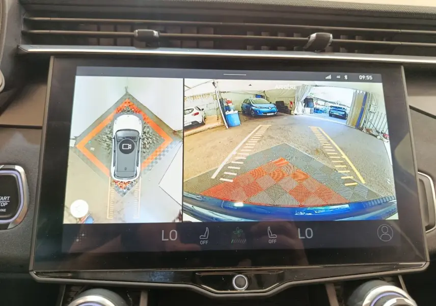Écran tactile affichant la caméra 360° et vue arrière d’un LINK & CO 01 bleu en stationnement dans un garage.