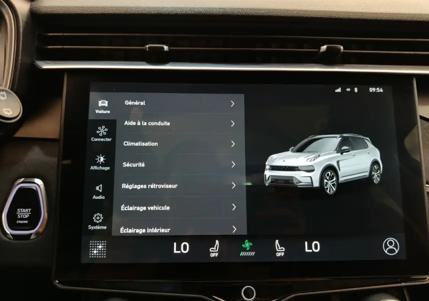 Écran tactile central montrant un SUV LINK & CO 01 blanc en vue 3D, avec menu des réglages affiché.