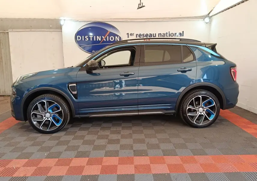 Vue de profil côté gauche du SUV Link & Co 01 hybride rechargeable bleu, avec jantes alliage bicolores et toit noir.