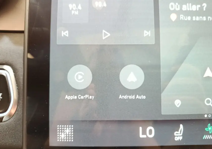 Vue rapprochée de l’écran tactile central du LINK & CO 01 bleu, affichant Apple CarPlay et Android Auto.