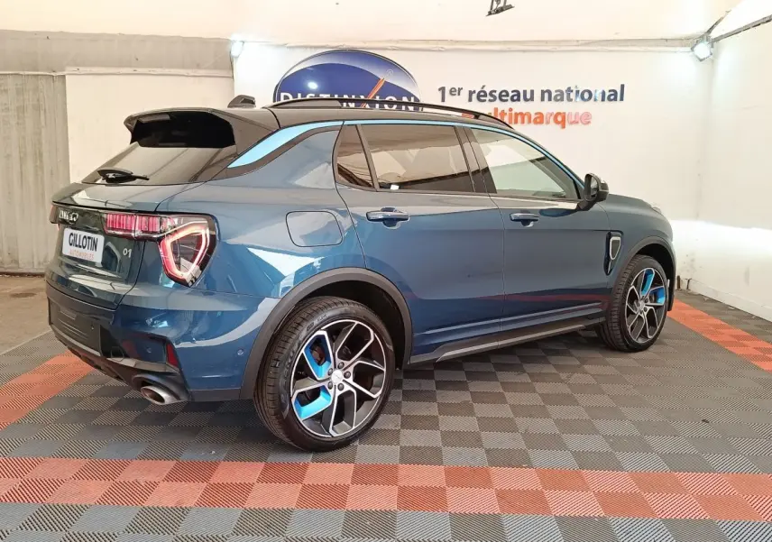 Vue 3/4 arrière droite du SUV Link & Co 01 bleu avec jantes bicolores et feux arrière LED distinctifs.