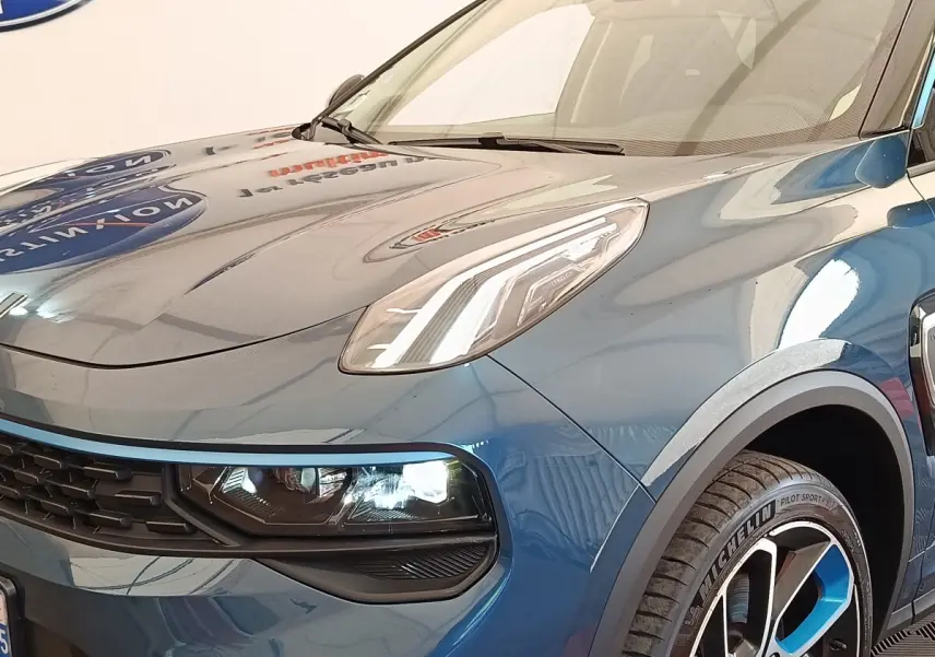 Vue 3/4 avant droit du SUV Link & Co 01 bleu avec phares LED et jantes bicolores distinctives.