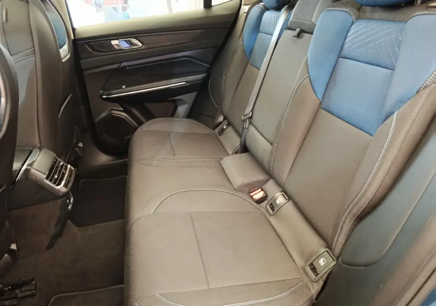 Vue côté droit de la banquette arrière bleu et noire du SUV Link & Co 01 hybride rechargeable 2023.