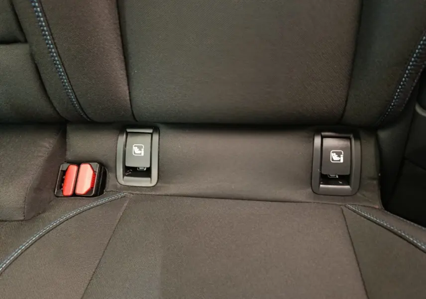Détail des fixations ISOFIX sur la banquette arrière en tissu noir avec surpiqûres bleues du Link & Co 01 hybride rechargeable.