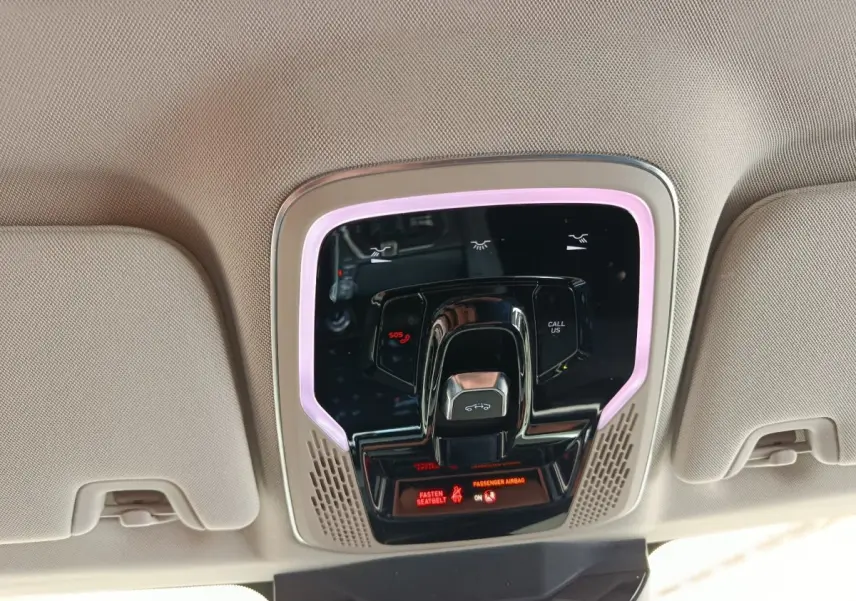 Vue en contre-plongée du plafonnier intérieur avec commandes et éclairage d’ambiance violet du Link & Co 01 bleu hybride rechargeable.