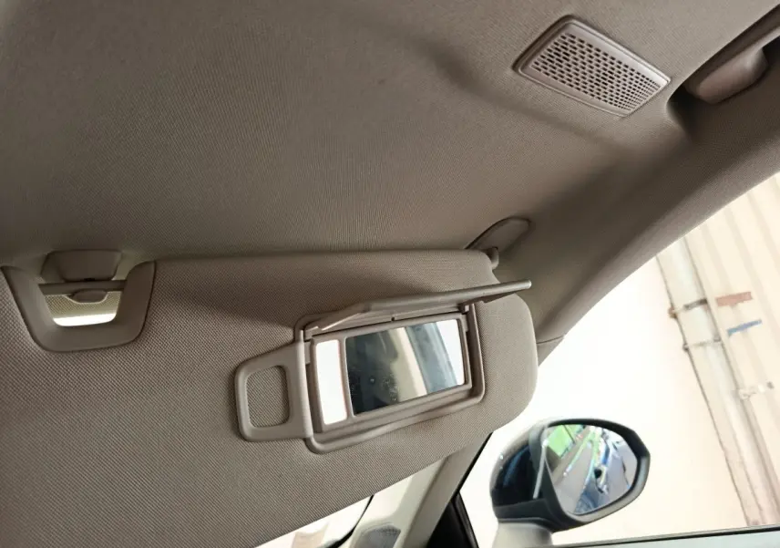 Détail intérieur du pare-soleil avec miroir ouvert côté conducteur du LINK & CO 01 bleu 2023.