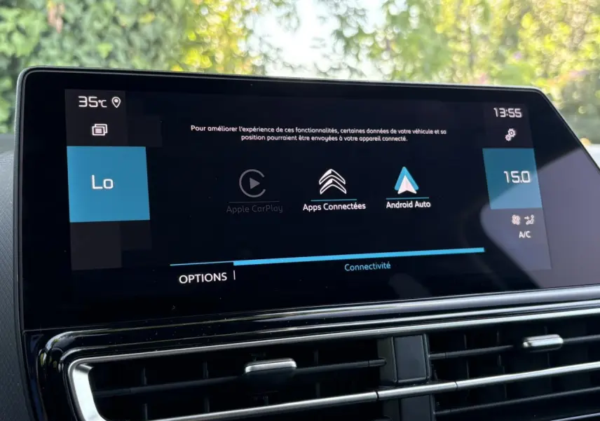 Écran tactile central du Citroën C5 Aircross Hybrid noir, affichant les options Apple CarPlay et Android Auto.