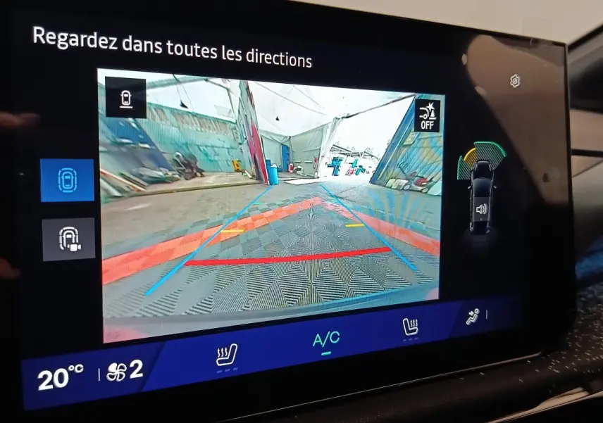Affichage de la caméra de recul sur écran tactile intérieur de la Renault Clio Techno gris foncé, vue arrière en stationnement.