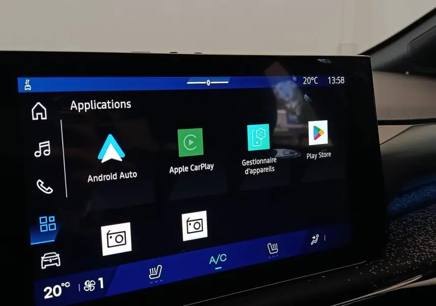Écran tactile central de la Renault Clio Techno 2026 affichant les applications Apple CarPlay et Android Auto, intérieur noir.
