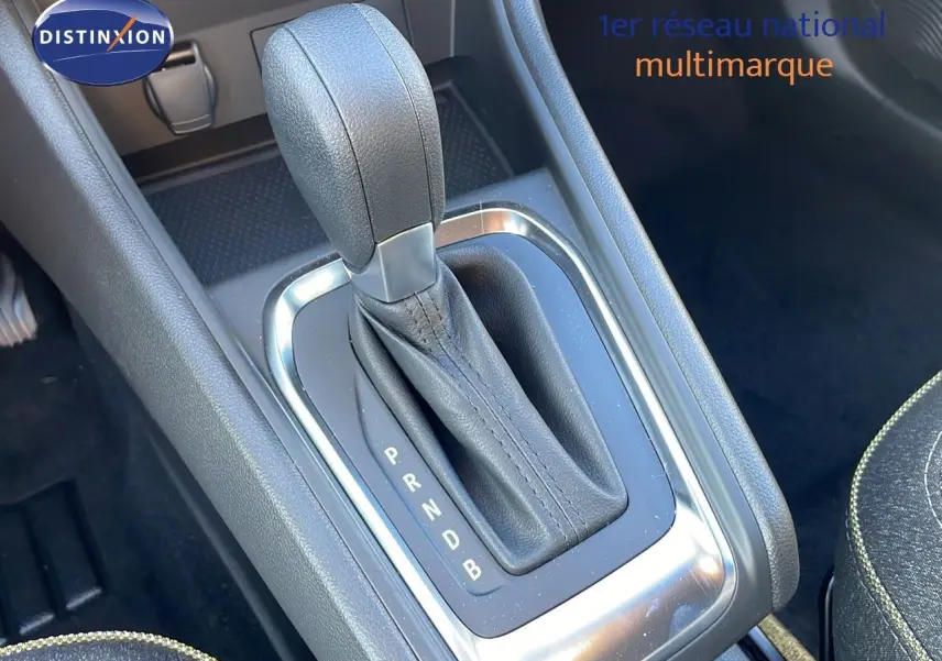 Le levier de vitesses automatique noir de la Renault Captur E-Tech hybride, vu en gros plan depuis l'intérieur.