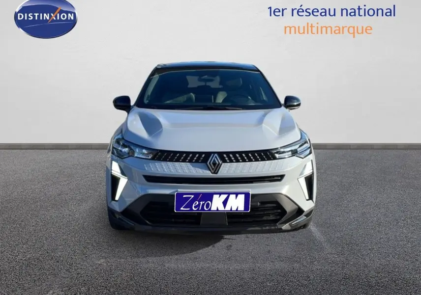 Vue frontale du Renault Captur E-Tech hybride 2025 gris Rafale avec toit noir et signature lumineuse LED distinctive.