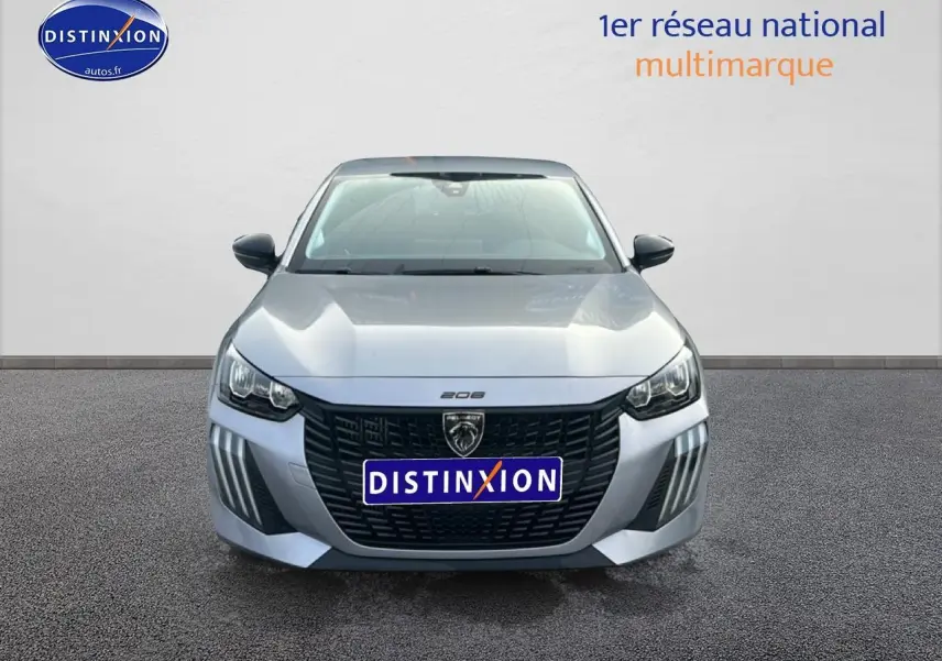 Vue avant d'une Peugeot 208 1.2 100 style gris artense avec calandre noire et feux LED distinctifs.
