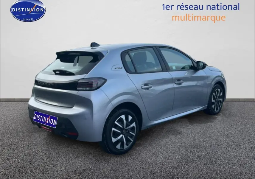 Peugeot 208 1.2 100 Style gris Artense vue 3/4 arrière côté droit avec jantes distinctives et feux noirs.