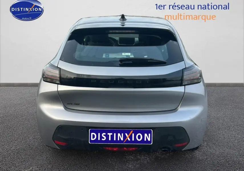 Vue arrière d'une Peugeot 208 gris Artense avec feux arrière sombres et logo Peugeot central noir.