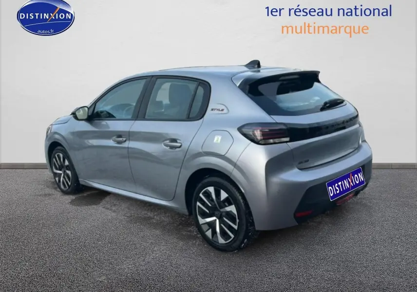 PEUGEOT 208 1.2 100 style gris artense vu en 3/4 arrière droit avec jantes alliage et feux arrière noirs.