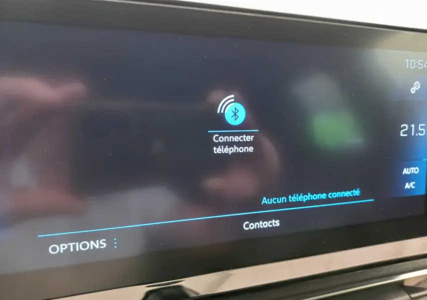 Écran tactile central du tableau de bord du Peugeot 5008 gris foncé affichant la connexion Bluetooth téléphone.