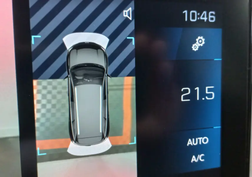 Affichage tactile intérieur montrant la vue 360° du Peugeot 5008 gris foncé en stationnement, température 21,5°C.