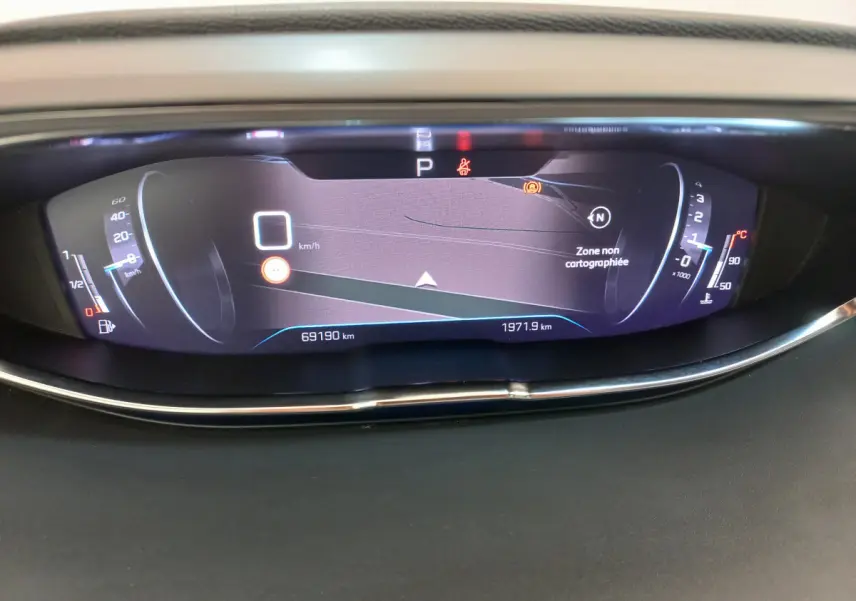 Affichage numérique du tableau de bord du Peugeot 5008 2021, avec vitesse à zéro et indication zone non cartographiée.