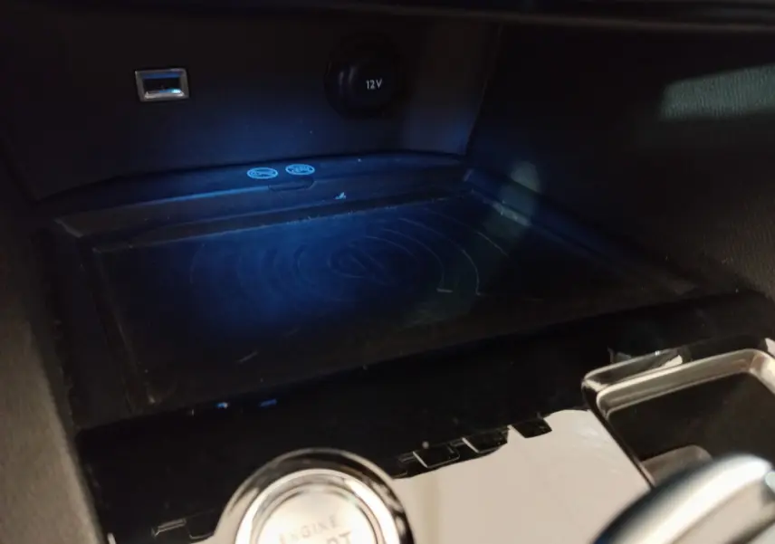 Gros plan sur la console centrale noire du Peugeot 5008 2021, montrant le bouton démarrage et prise 12V.