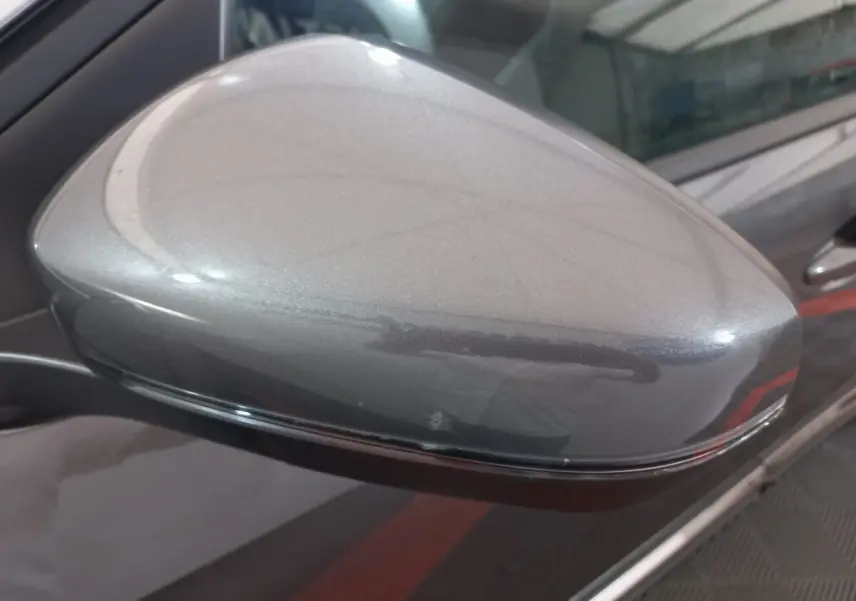 Gros plan sur le rétroviseur côté gauche gris foncé du Peugeot 5008 PureTech 130 Allure Pack 2021.