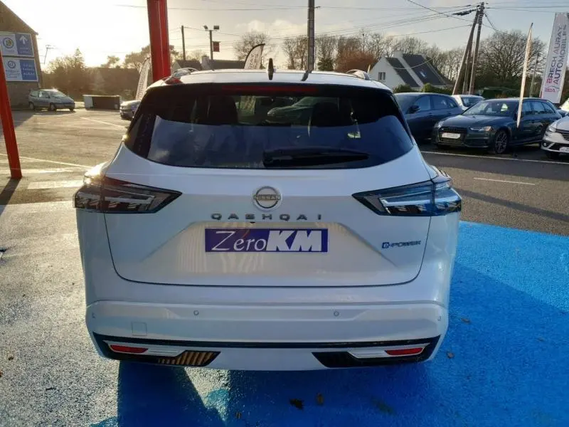 Vue arrière d'un Nissan Qashqai blanc nacré avec toit noir, feux LED et logo e-POWER visible.