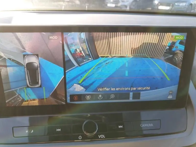 Écran tactile du système de caméra de recul du Nissan Qashqai Hybrid e-POWER 2025, affichant vue arrière et vue 360° en stationnement.