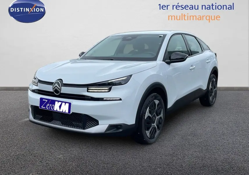 Vue 3/4 avant d'une Citroën C4 blanche métal avec jantes noires et détails noirs contrastants sur les ailes et rétroviseurs.