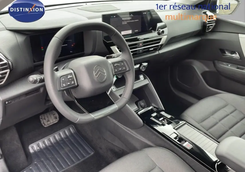 Vue intérieure côté conducteur de la Citroën C4 PureTech 130ch avec tableau de bord numérique et volant multifonction noir.