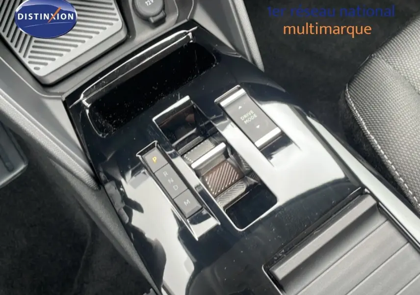 Vue rapprochée de la console centrale noire brillante avec sélecteur de boîte auto et bouton Drive Mode d'une Citroën C4 blanc métal.
