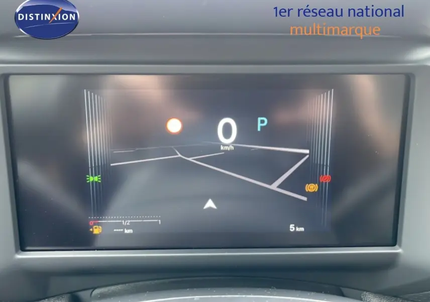 Écran numérique du tableau de bord de la Citroën C4 blanc métal, affichant la vitesse à 0 km/h et la position parking.