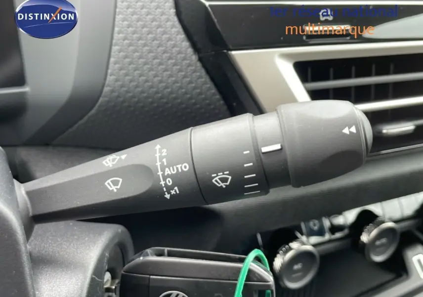 Gros plan sur la commande d’essuie-glace côté gauche du tableau de bord d’une Citroën C4 blanc métal.