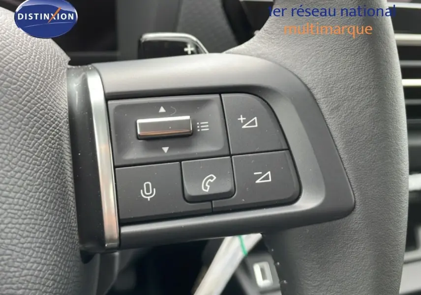 Gros plan sur les commandes au volant en cuir noir de la Citroën C4 PureTech 130ch blanc métal.