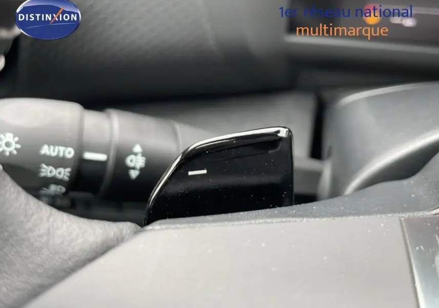 Gros plan sur la palette de changement de vitesse noire côté droit du volant d’une Citroën C4 blanche métal.
