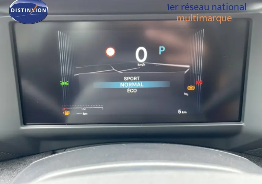 Affichage numérique du tableau de bord de la Citroën C4 blanc métal, montrant la vitesse à 0 km/h en mode normal.