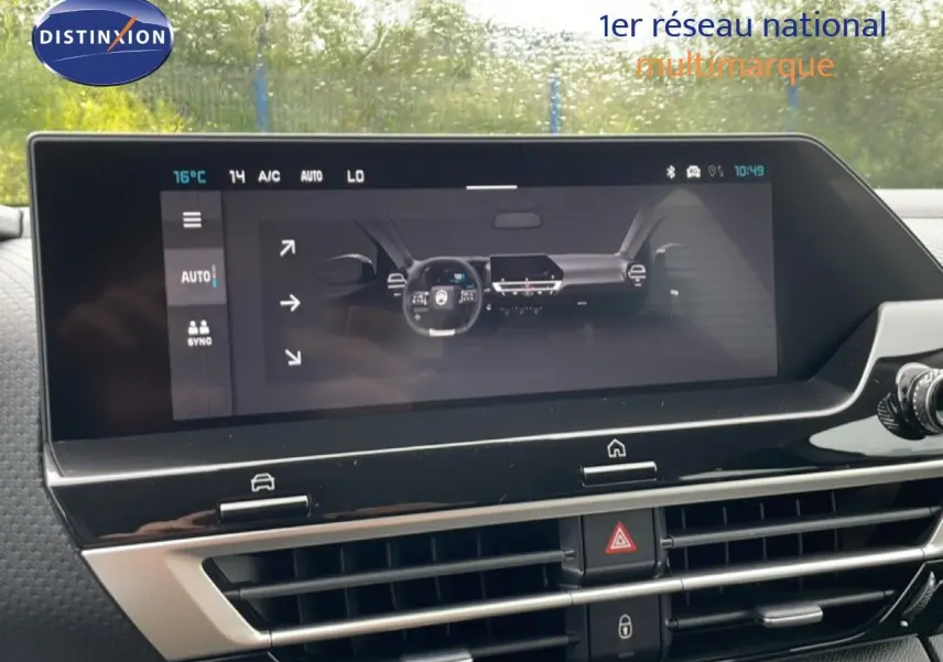 Écran tactile central affichant l'interface de climatisation du tableau de bord d'une Citroën C4 blanche métal.