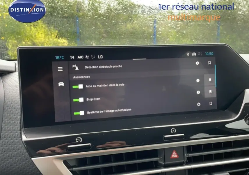 Vue intérieure du tableau de bord de la Citroën C4 PureTech 130ch Plus, écran tactile affichant les aides à la conduite.