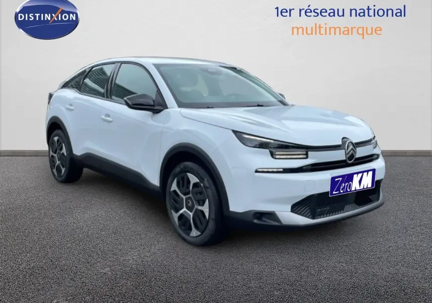 Citroën C4 blanc métal vue 3/4 avant droit, avec calandre distinctive et jantes modernes.