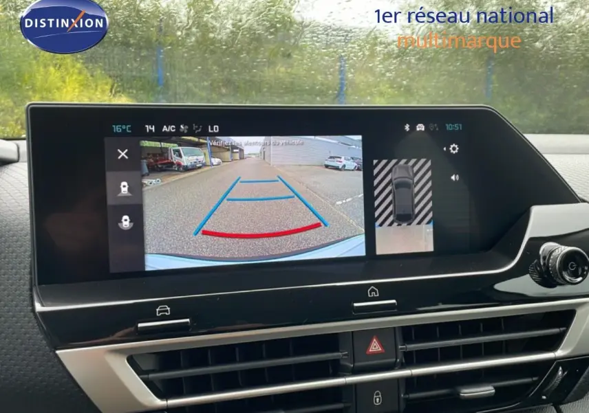 Écran tactile intérieur de la Citroën C4 blanc métal montrant la caméra de recul avec guidage dynamique.