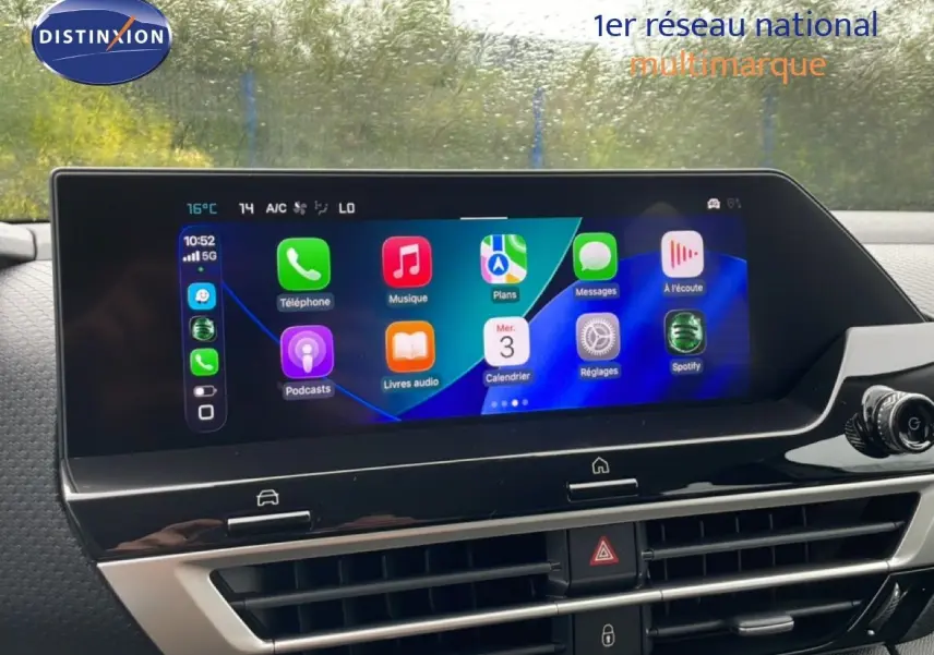 Écran tactile central de la Citroën C4 PureTech 130ch en vue rapprochée, affichant interface connectée colorée.