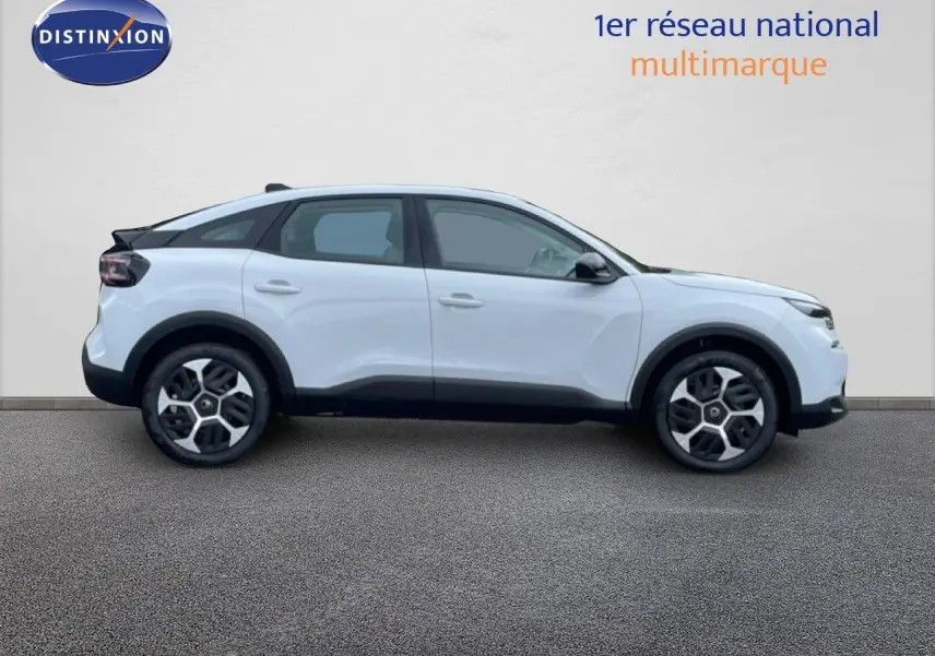 Vue de profil côté gauche d'une Citroën C4 PureTech 130ch blanc métal avec jantes alliage distinctives.