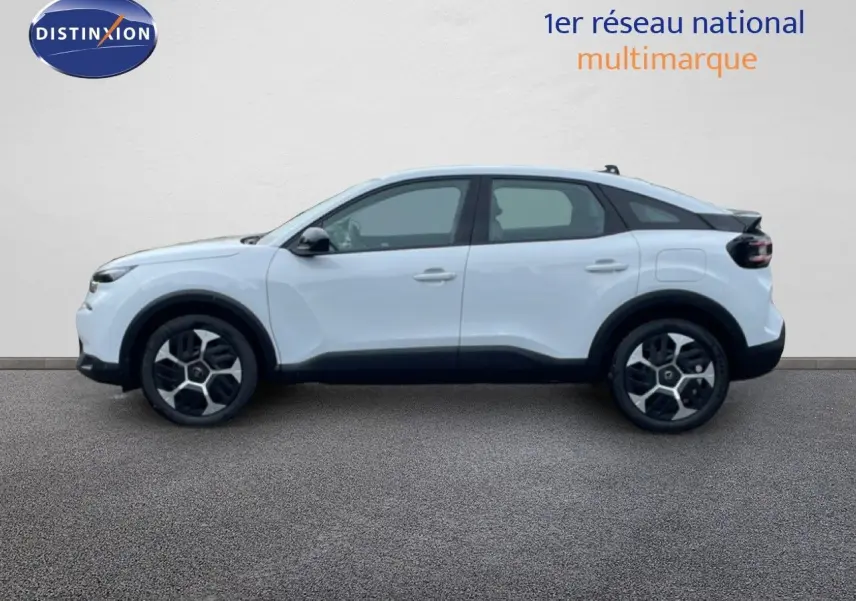 Vue de profil côté gauche d'une Citroën C4 blanc métal avec jantes alliage et toit noir contrasté.