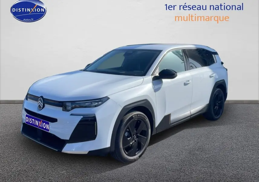 Vue 3/4 avant d'un Citroën C5 Aircross blanc avec jantes noires et détails noirs contrastants.