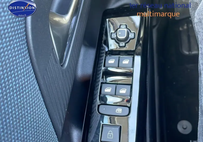 Gros plan sur les commandes des vitres électriques et verrouillage sur la porte côté gauche du Citroën C5 Aircross blanc.